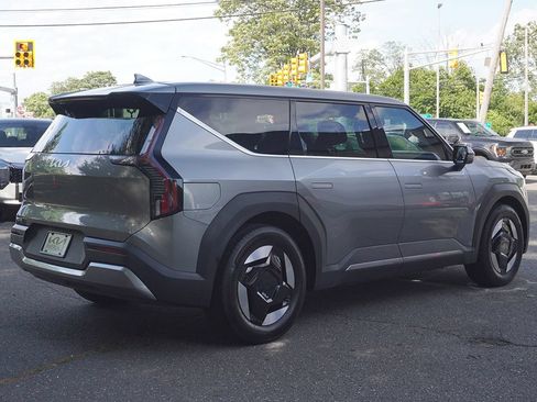 Used 2024 Kia EV9 Light Long Range RWD image 11
