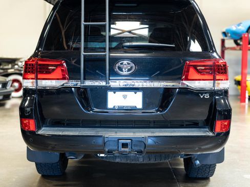 Used 2019 Toyota Land Cruiser image 38