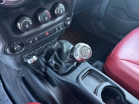 Used 2013 Jeep Wrangler Unlimited Rubicon image 32