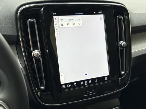 Used 2025 Volvo XC40 B5 Plus image 24