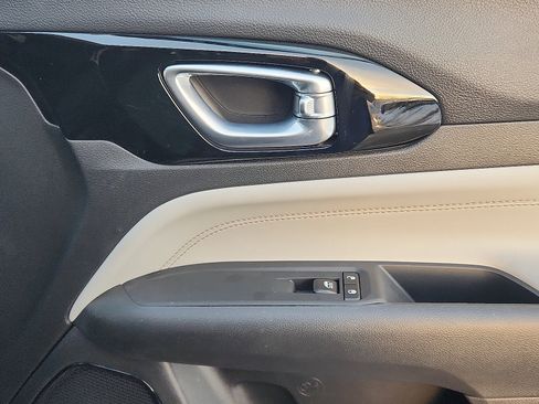 Used 2025 Jeep Compass Limited image 34