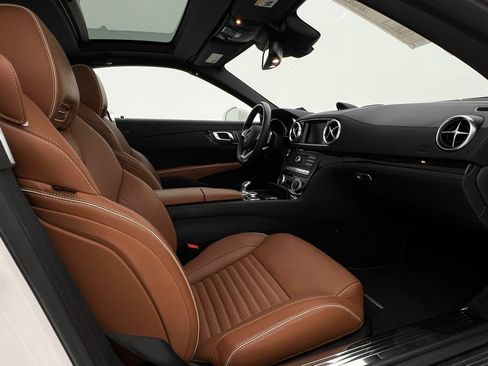 Used 2019 Mercedes-Benz SL 550 image 16