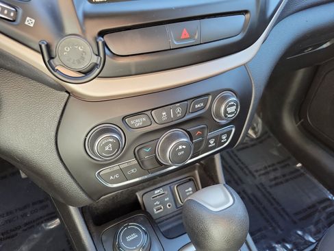 Used 2017 Jeep Cherokee Latitude w/ Cold Weather Group image 29