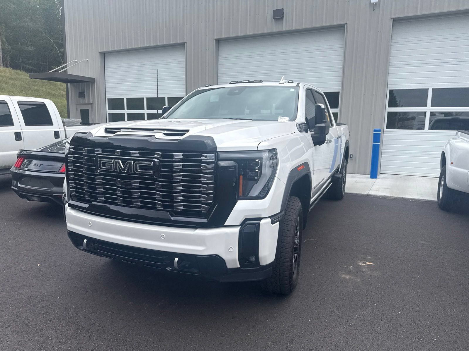 Used 2025 GMC Sierra 2500 Denali Ultimate w/ Max Trailering Package AWD/4WD image 3