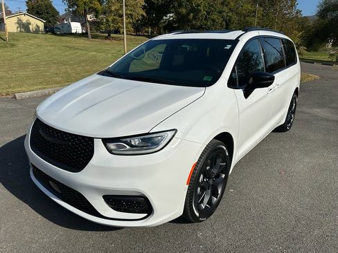 New 2026 Chrysler Pacifica Limited w/ S Appearance Package AWD/4WD image 8