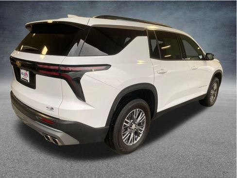 Used 2025 Chevrolet Traverse LT FWD image 7