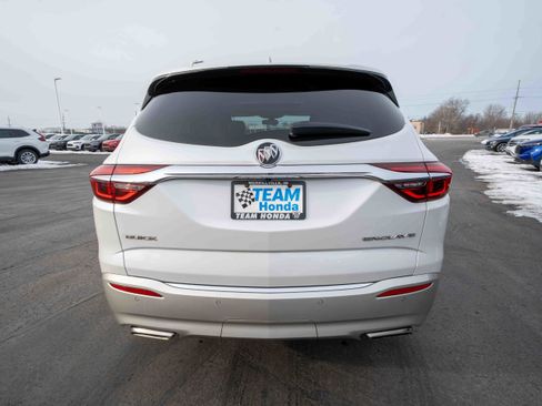 Used 2018 Buick Enclave Essence image 5