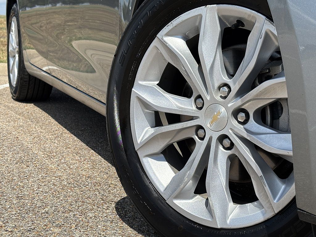 Used 2025 Chevrolet Malibu LT FWD image 2