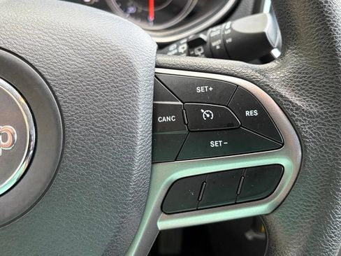 Used 2021 Jeep Cherokee Latitude w/ Mopar Interior Package AWD/4WD image 21