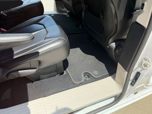 Used 2023 Chrysler Pacifica Touring-L FWD image 29