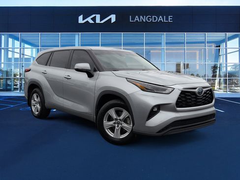 Used 2023 Toyota Highlander LE image 2
