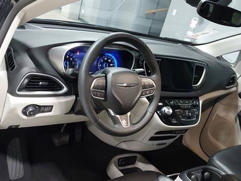 Used 2024 Chrysler Pacifica Touring-L FWD image 19