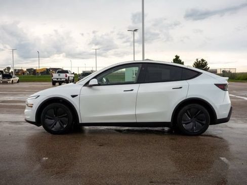 Used 2026 Tesla Model Y AWD image 4