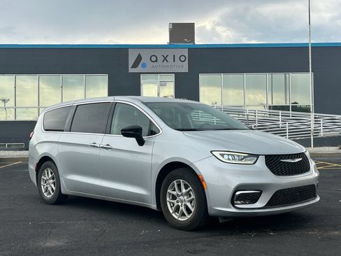 Used 2024 Chrysler Pacifica Touring-L FWD image 1