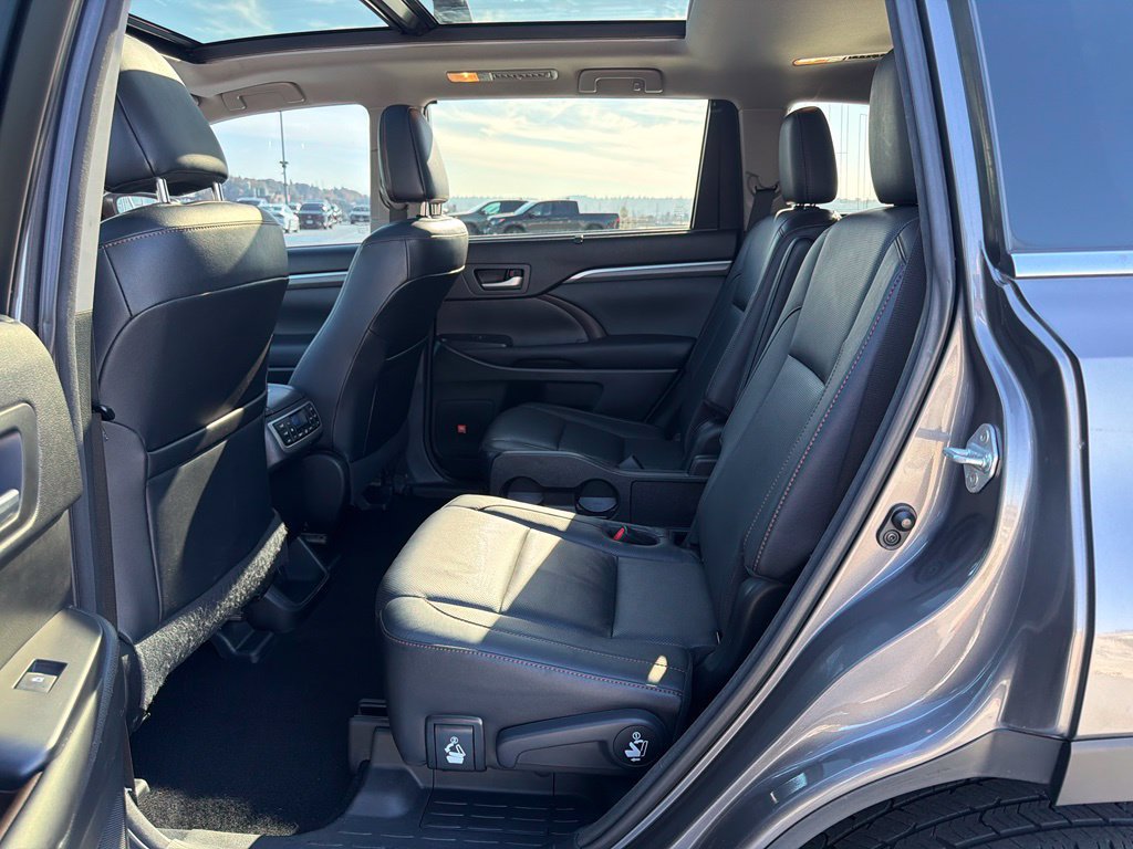 Used 2017 Toyota Highlander Limited Platinum w/ Carpet Mat Package AWD/4WD image 12