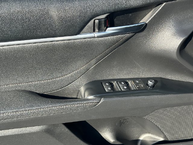 Used 2018 Toyota Camry XLE FWD image 19