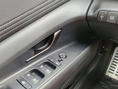 Certified 2025 Hyundai Elantra SEL FWD image 19