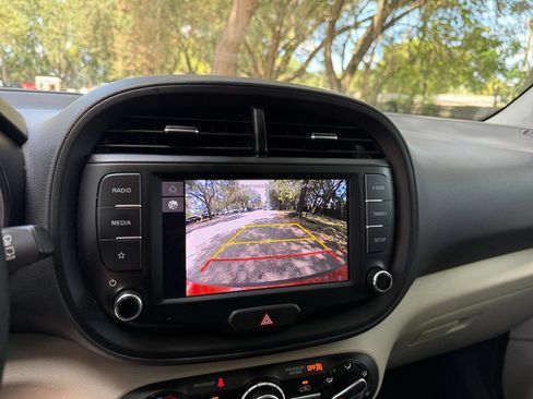 Used 2025 Kia Soul LX w/ LX Technology Package FWD image 22
