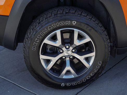 Used 2016 Jeep Cherokee Trailhawk w/ Leather Interior Group AWD/4WD image 11