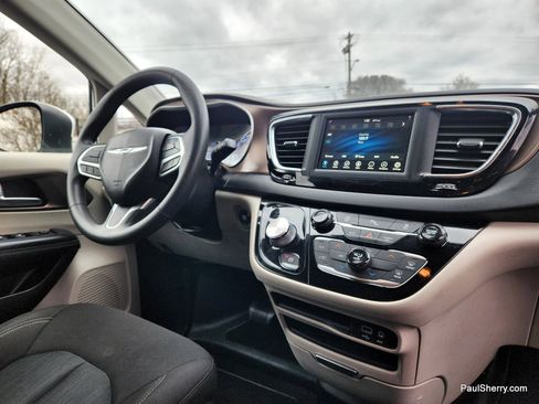 Used 2020 Chrysler Voyager L image 2