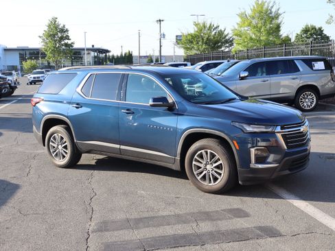 Used 2023 Chevrolet Traverse LT FWD image 2