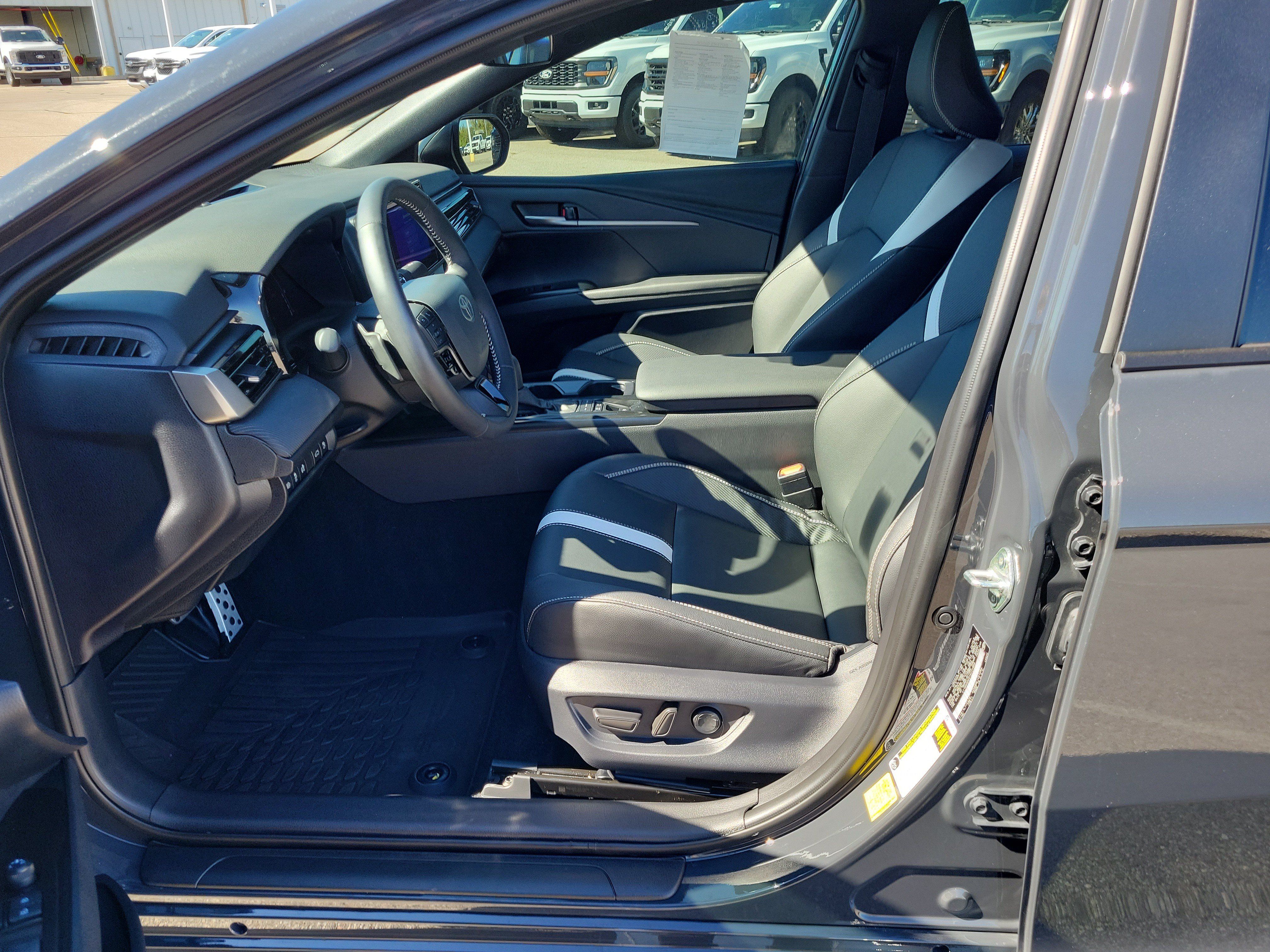 Used 2026 Toyota Camry SE FWD image 15