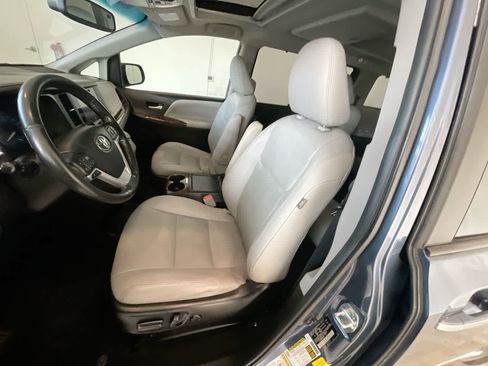 Used 2017 Toyota Sienna Limited Premium image 11