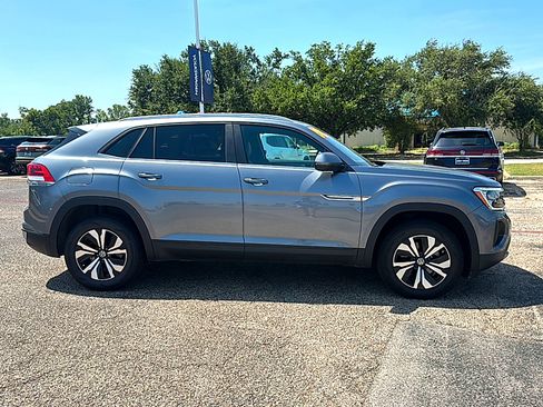 Used 2024 Volkswagen Atlas Cross Sport SE FWD image 9
