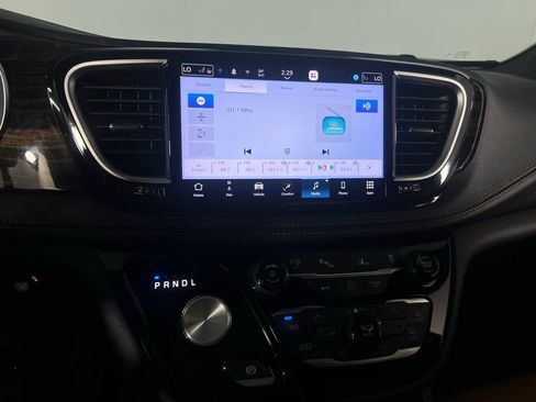 Used 2023 Chrysler Pacifica Pinnacle FWD image 21