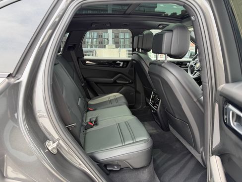 Certified 2023 Porsche Cayenne AWD/4WD image 21