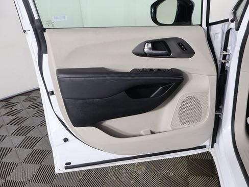 Used 2024 Chrysler Pacifica Touring-L image 24