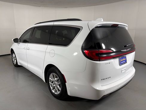 Used 2022 Chrysler Pacifica Touring-L image 7