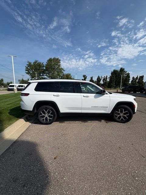 Used 2023 Jeep Grand Cherokee L Limited AWD/4WD image 2