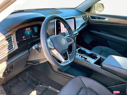 Used 2024 Volkswagen Atlas SE image 12