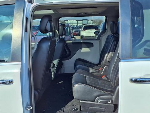 Used 2016 Chrysler Town & Country Touring-L image 10