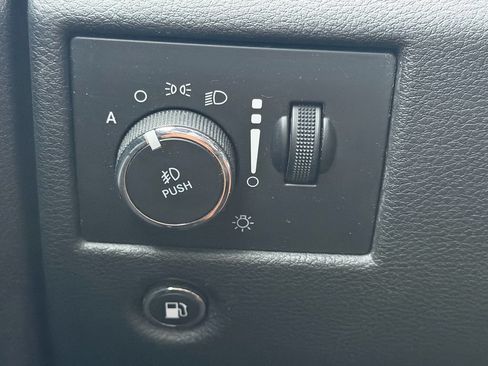 Used 2019 Jeep Grand Cherokee Laredo AWD/4WD image 29