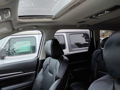 Used 2024 Kia Telluride S w/ S Sunroof Package FWD image 9