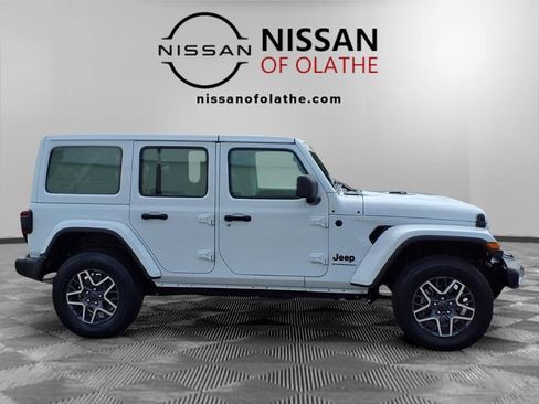 Used 2025 Jeep Wrangler Unlimited Sahara AWD/4WD image 29