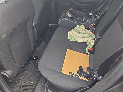 Used 2018 Ford Focus SE w/ Cold Weather Package FWD image 7