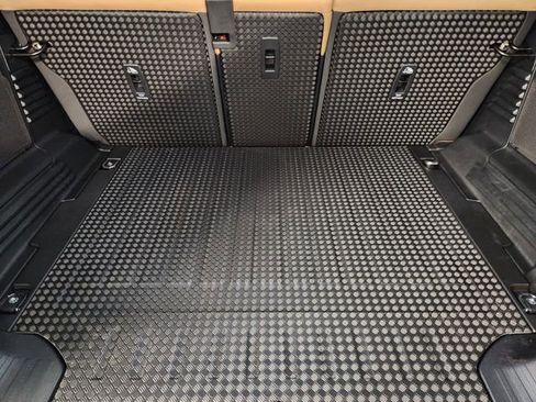 New 2026 Land Rover Defender 110 X-Dynamic SE image 32