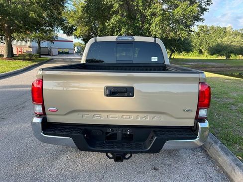 Used 2017 Toyota Tacoma TRD Sport AWD/4WD image 5