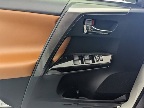 Used 2018 Toyota RAV4 SE image 31