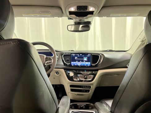 Used 2022 Chrysler Pacifica Touring-L image 15