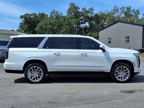 Used 2025 Cadillac Escalade ESV Premium Luxury RWD image 8