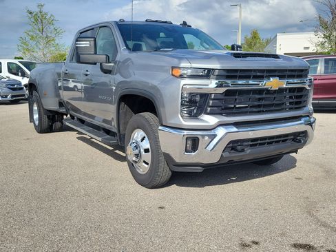 Used 2025 Chevrolet Silverado 3500 LT w/ Safety Package AWD/4WD image 32