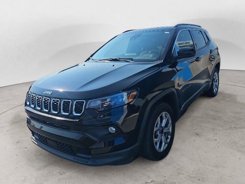 Used 2025 Jeep Compass Latitude w/ Sun & Sound Group AWD/4WD image 7