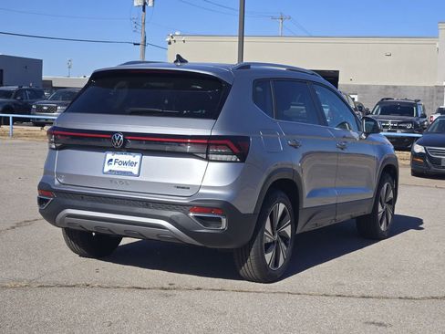 New 2026 Volkswagen Taos SE image 4