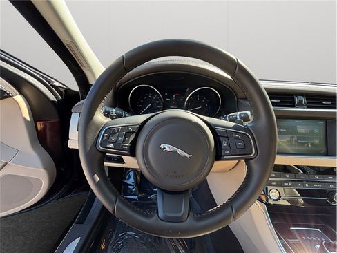 Used 2018 Jaguar XF Premium image 28