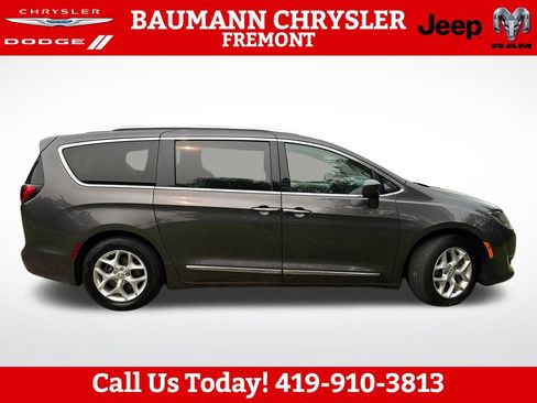 Used 2018 Chrysler Pacifica Touring-L Plus w/ Tire & Wheel Group FWD image 7
