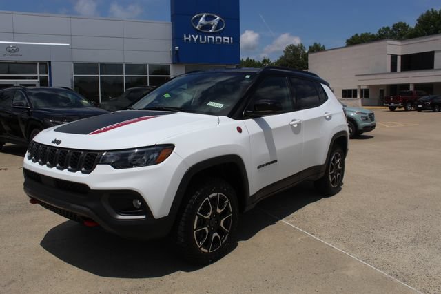 Used 2025 Jeep Compass Trailhawk AWD/4WD image 1